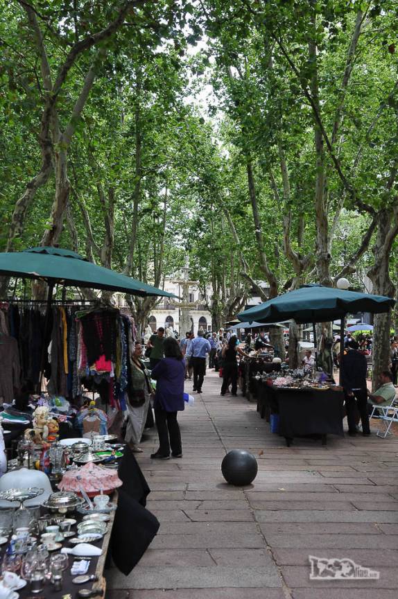 Cruzando a movimentada Plaza Zabala, no Centro Velho de Montevideo, no Uruguai